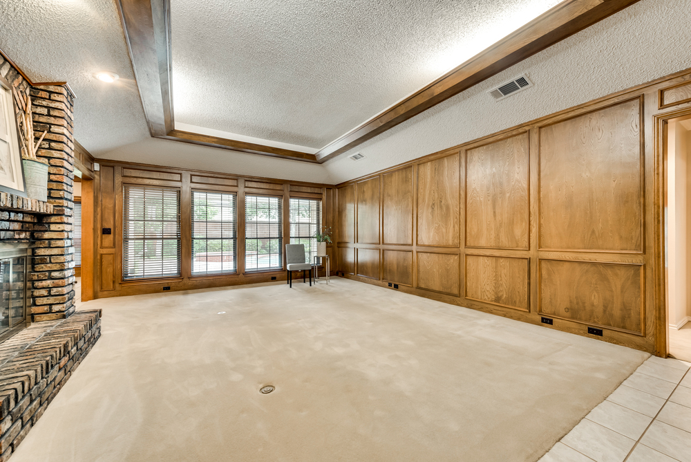    Family Room has Tray Ceiling with Inset Lighting 