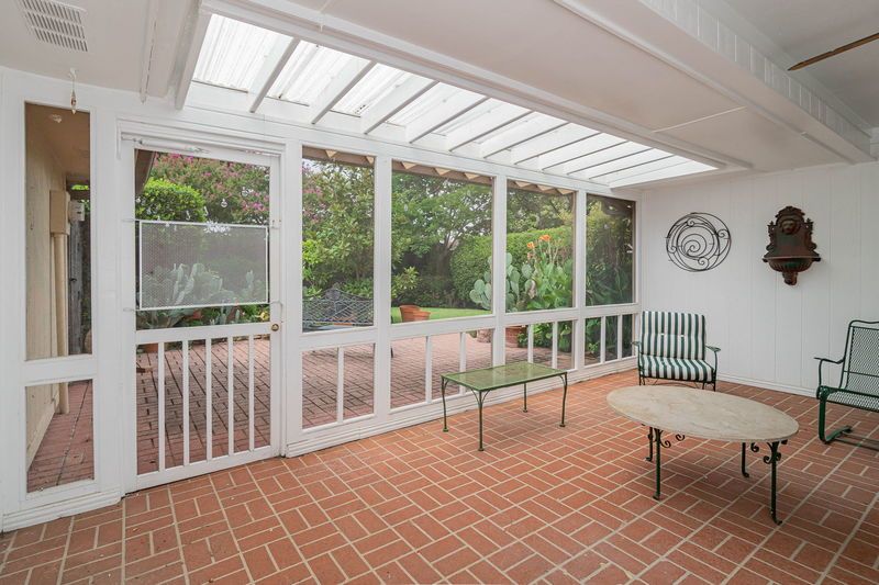    Screened in porch 