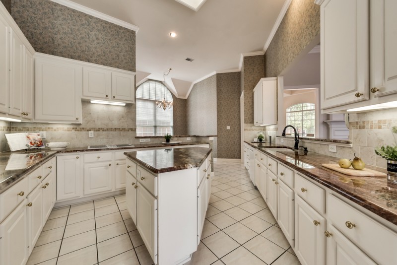    Gourmet Kithen with Granite Counters 