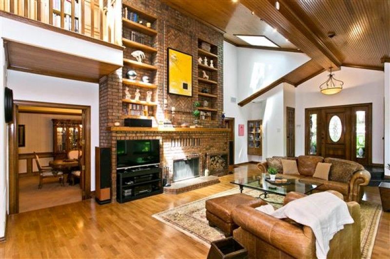    Floor to Ceiling Fireplace 
